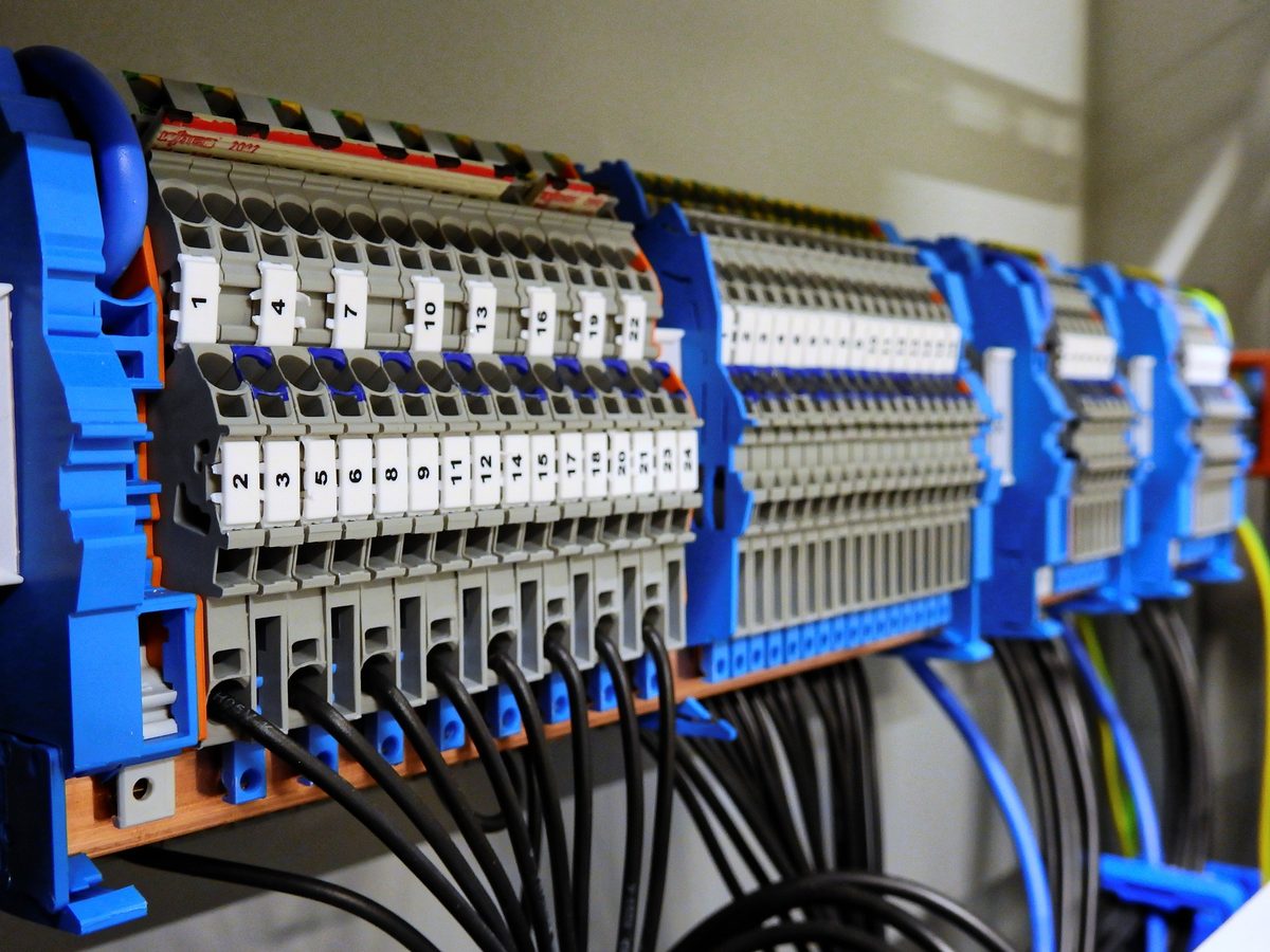 Beschrifteter Schaltschrank mit nummerierten Reihenklemmen – Elektrotechnik Längin GmbH, Buggingen-Seefelden